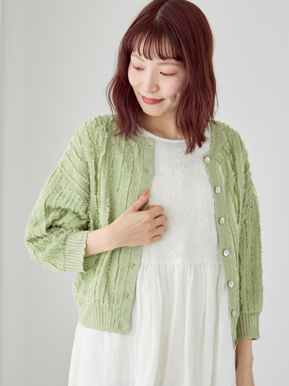 「サマンサ モスモス(Samansa Mos2)、Samansa Mos2、SM2、TSUHARU by Samansa Mos2、夏コーデ、ゆるコーデ、ワントーンコーデ、淡色コーデ、グリーン、カーディガン、フリンジ、リネン、刺繍、ワンピース、メッシュサンダル」|「TSUHARU by Samansa Mos2のレーヨン麻フリンジ前後2WAYニット(ニット/セーター、グリーン系)」を使った、いっしき🐻さん(レディース・164cm)の春コーディネートの2枚目の写真