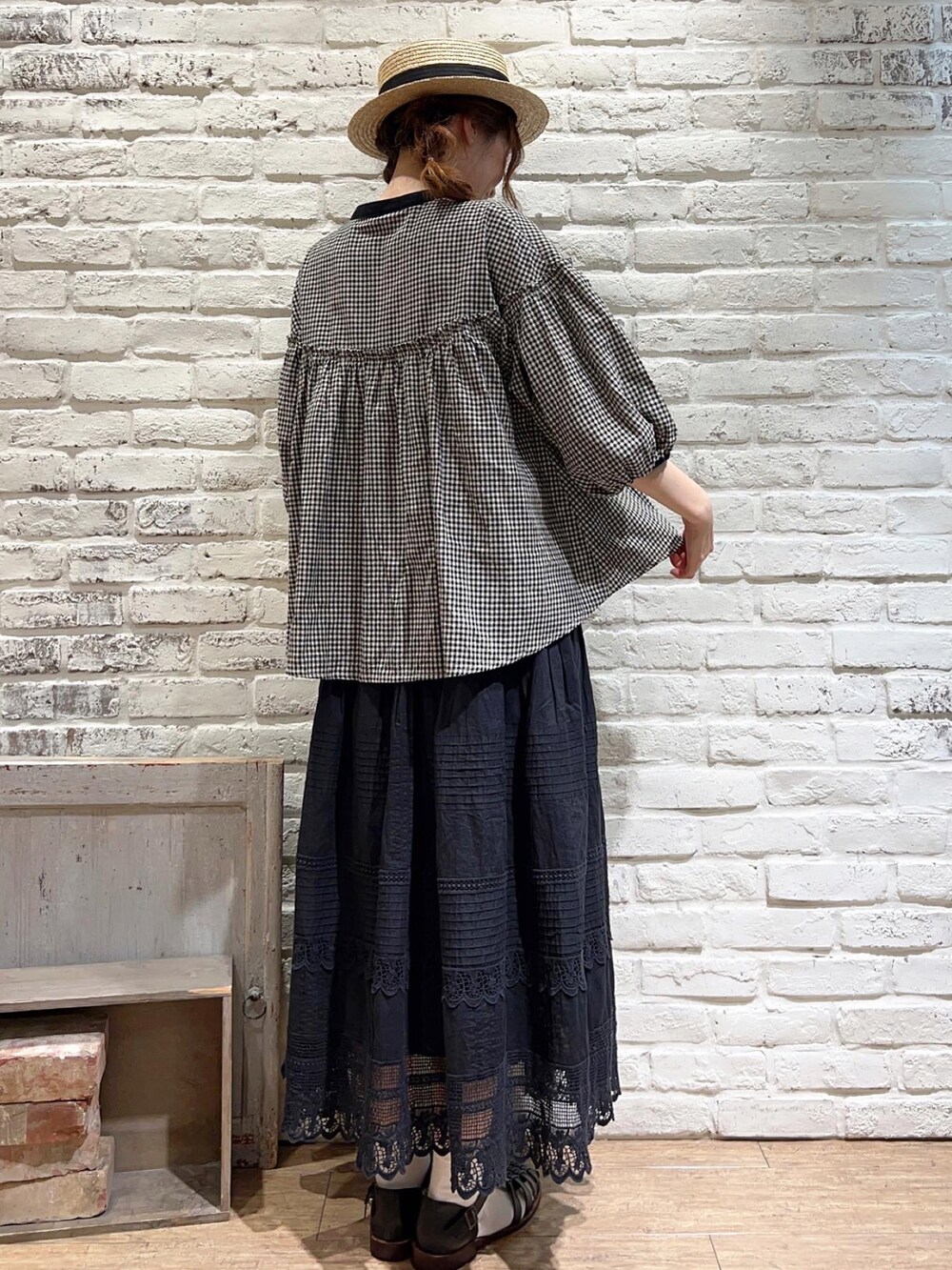ブラック系のシャツ/ブラウス、ブラック系のスカート、ブラック系のサンダルを着用したレディースの夏コーディネートの4枚目の写真