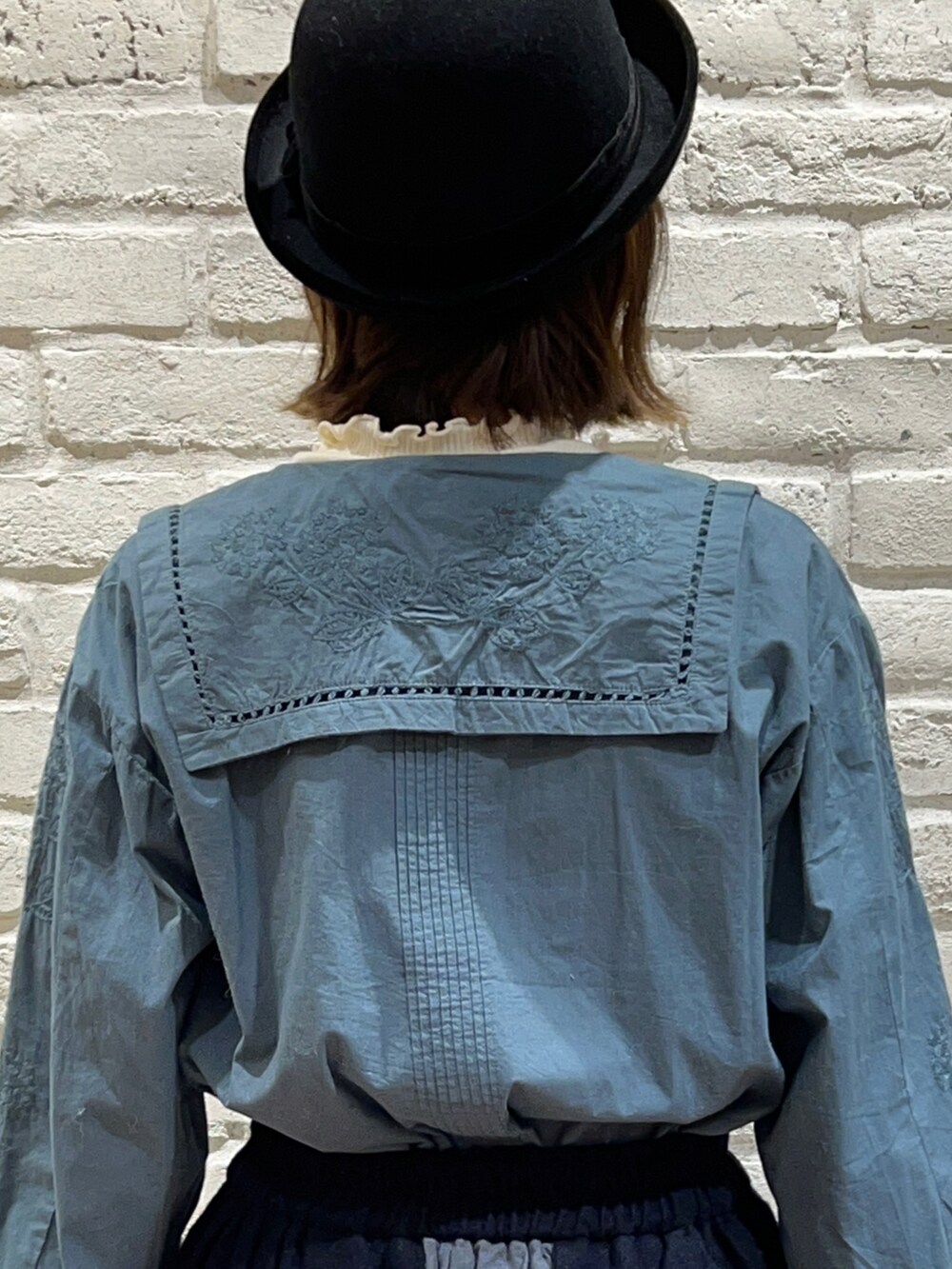 ホワイト系のTシャツ/カットソー、グリーン系のシャツ/ブラウス、ブルー系のスカートを着用したレディースの秋コーディネートの4枚目の写真