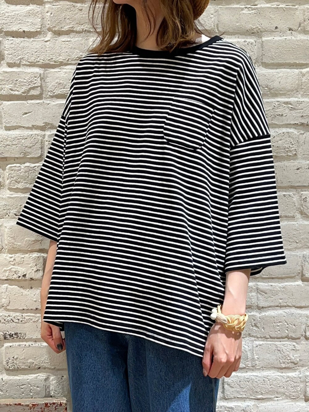 グレー系のTシャツ/カットソー、ホワイト系のシャツ/ブラウス、ブラウン系のハンドバッグを着用したレディースの秋コーディネートの2枚目の写真