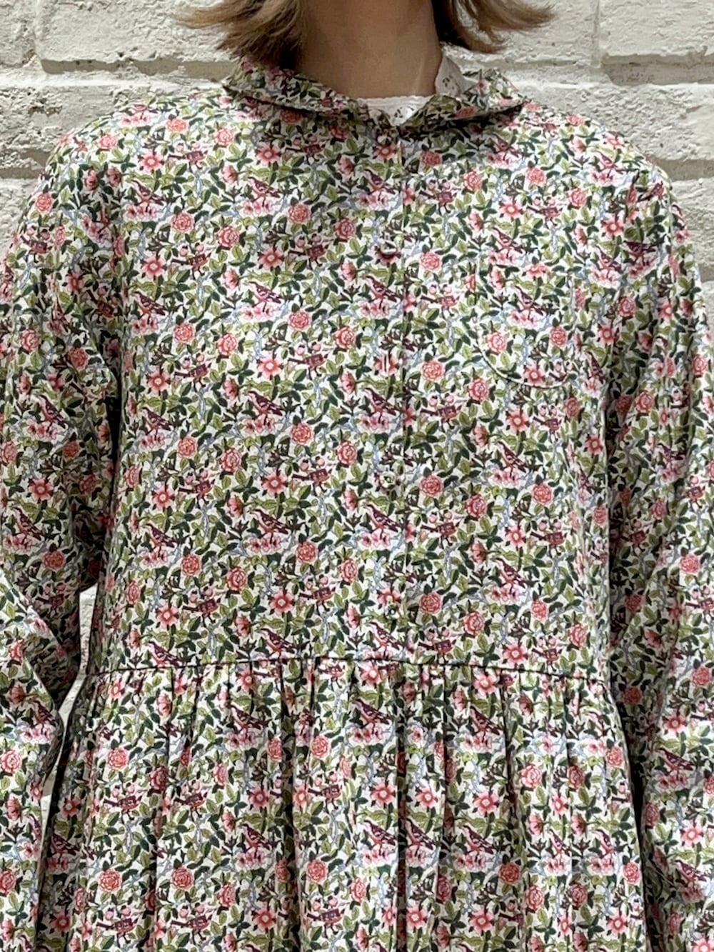 ピンク系のワンピース、ホワイト系のハット、その他のその他を着用したレディースの冬コーディネートの2枚目の写真