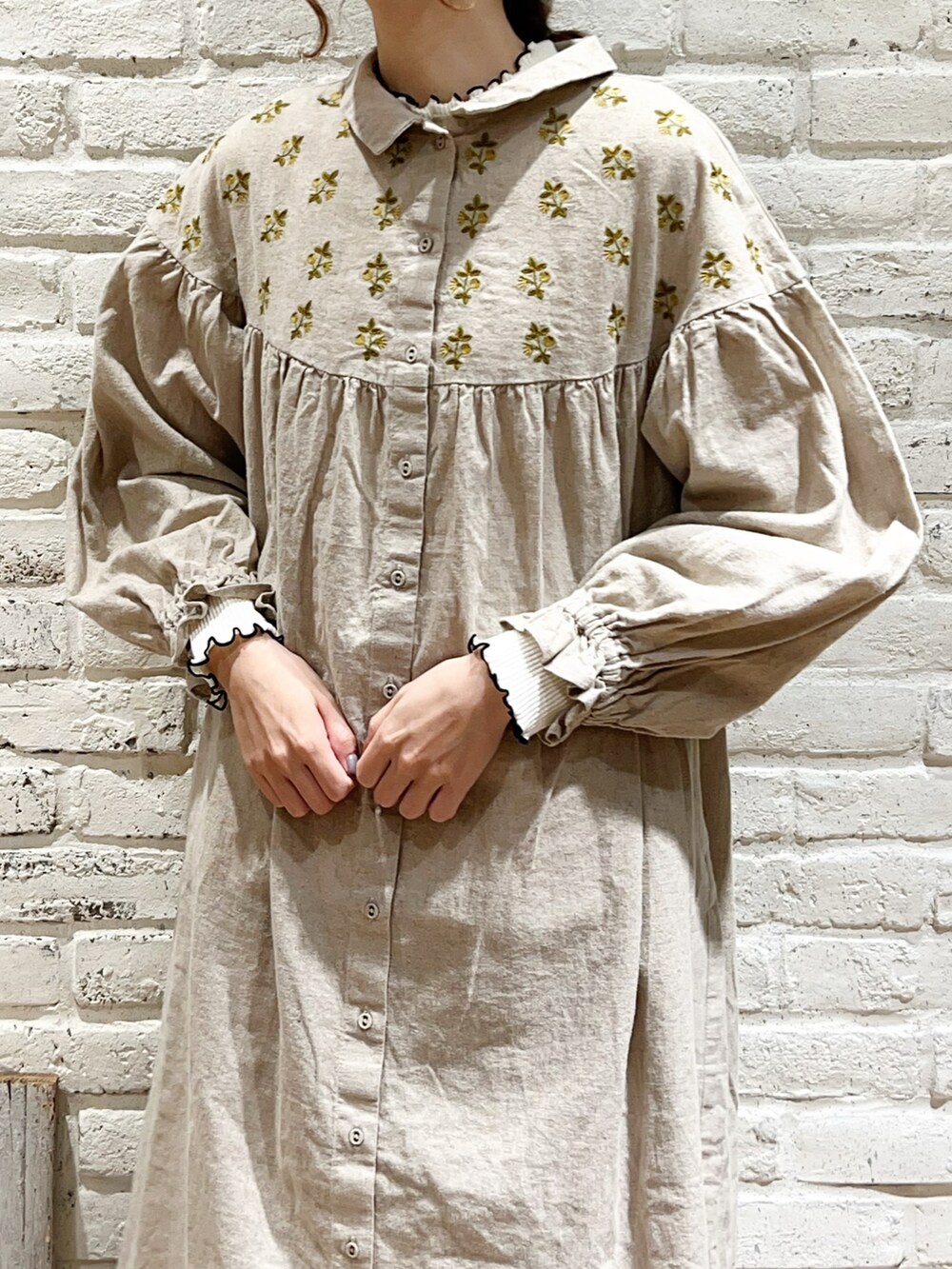 ホワイト系のTシャツ/カットソー、ブルー系のワンピース、グレー系のその他パンツを着用したレディースの冬コーディネートの2枚目の写真