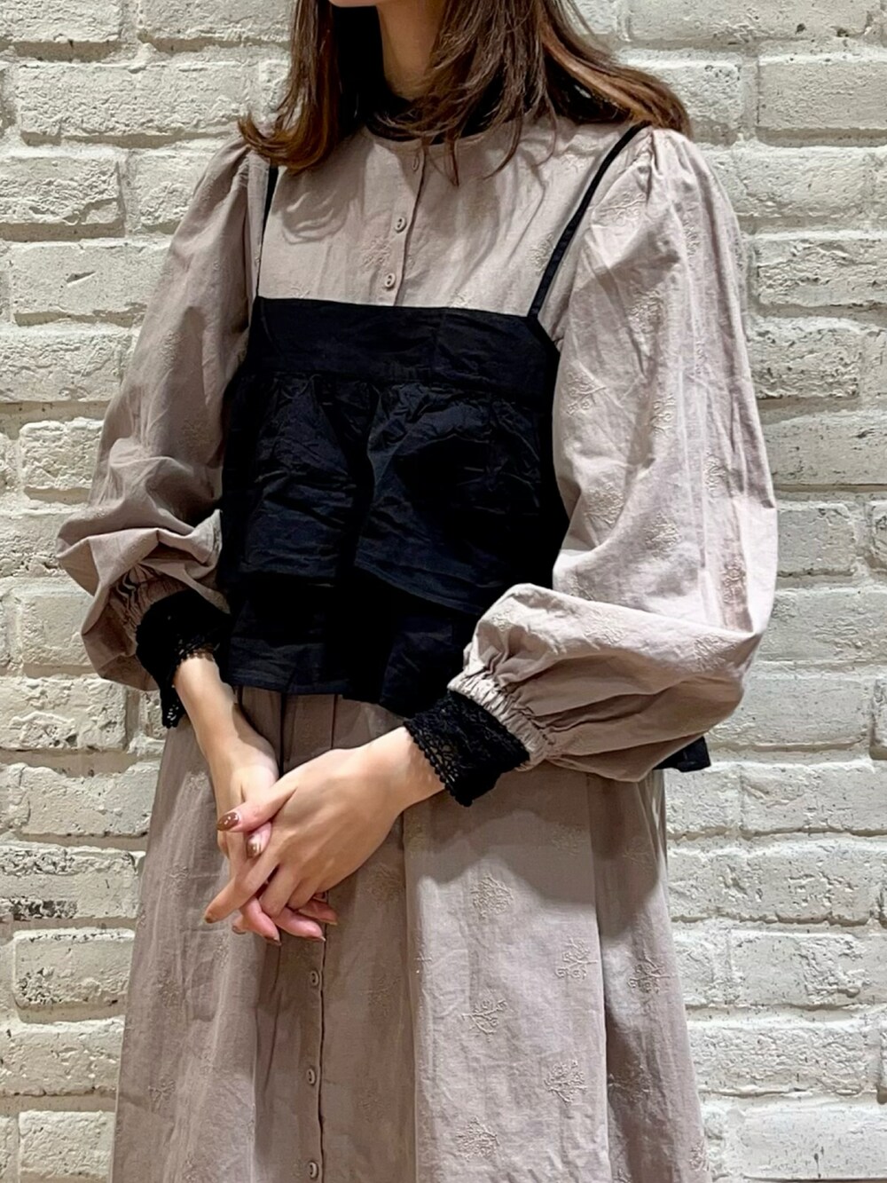 ブラック系のTシャツ/カットソー、ブラック系のシャツ/ブラウス、ベージュ系のワンピースを着用したレディースの秋コーディネートの2枚目の写真