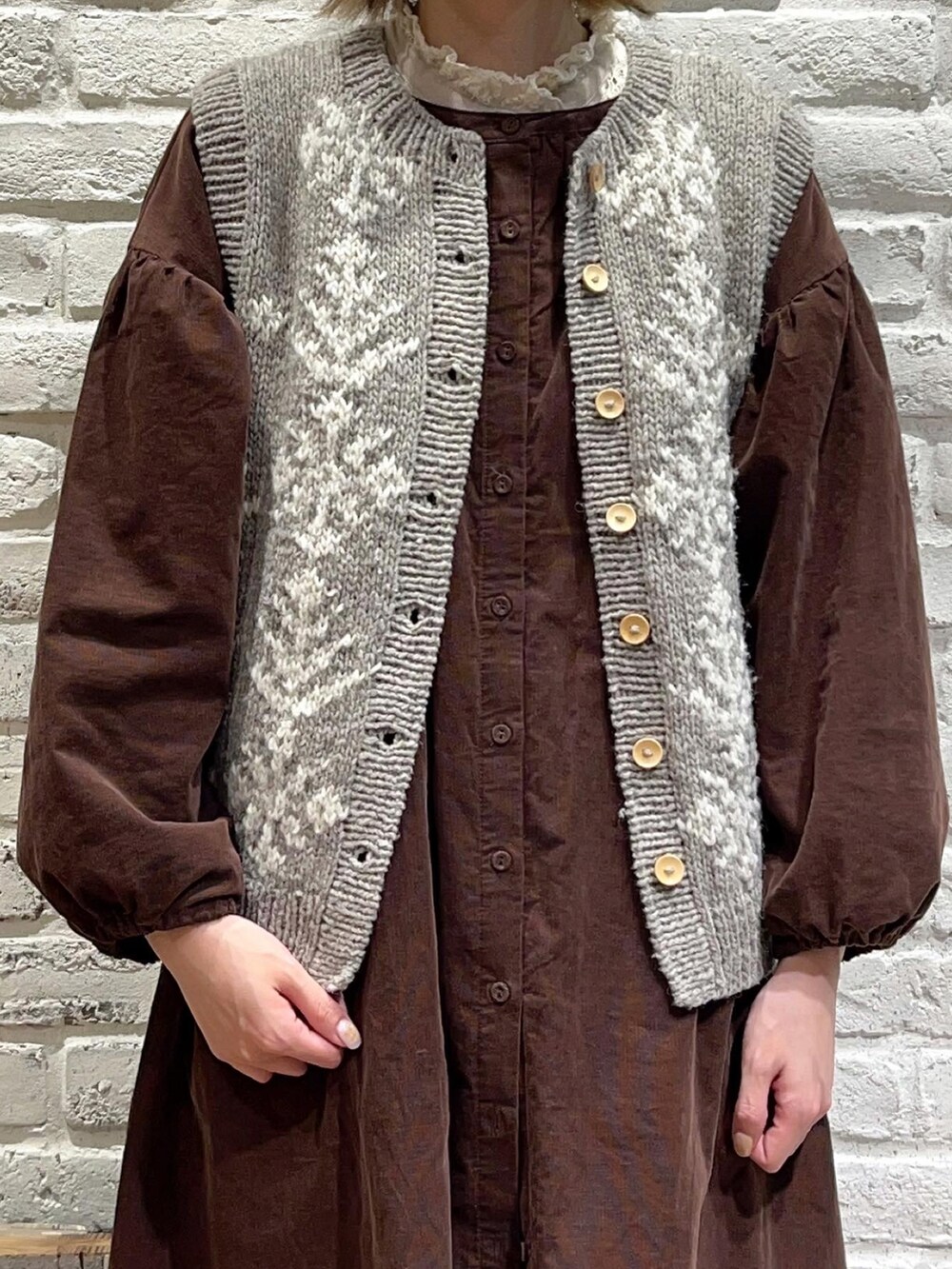 ホワイト系のシャツ/ブラウス、ブラウン系のベスト、ブラウン系のワンピースを着用したレディースの秋コーディネートの2枚目の写真