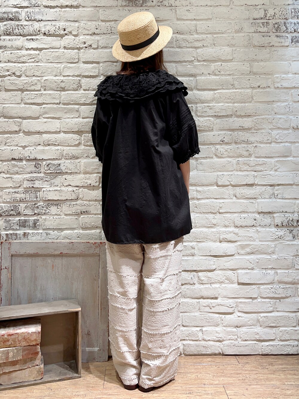 ホワイト系のTシャツ/カットソー、ブラック系のチュニック、ブラック系のハンドバッグを着用したレディースの春コーディネートの4枚目の写真