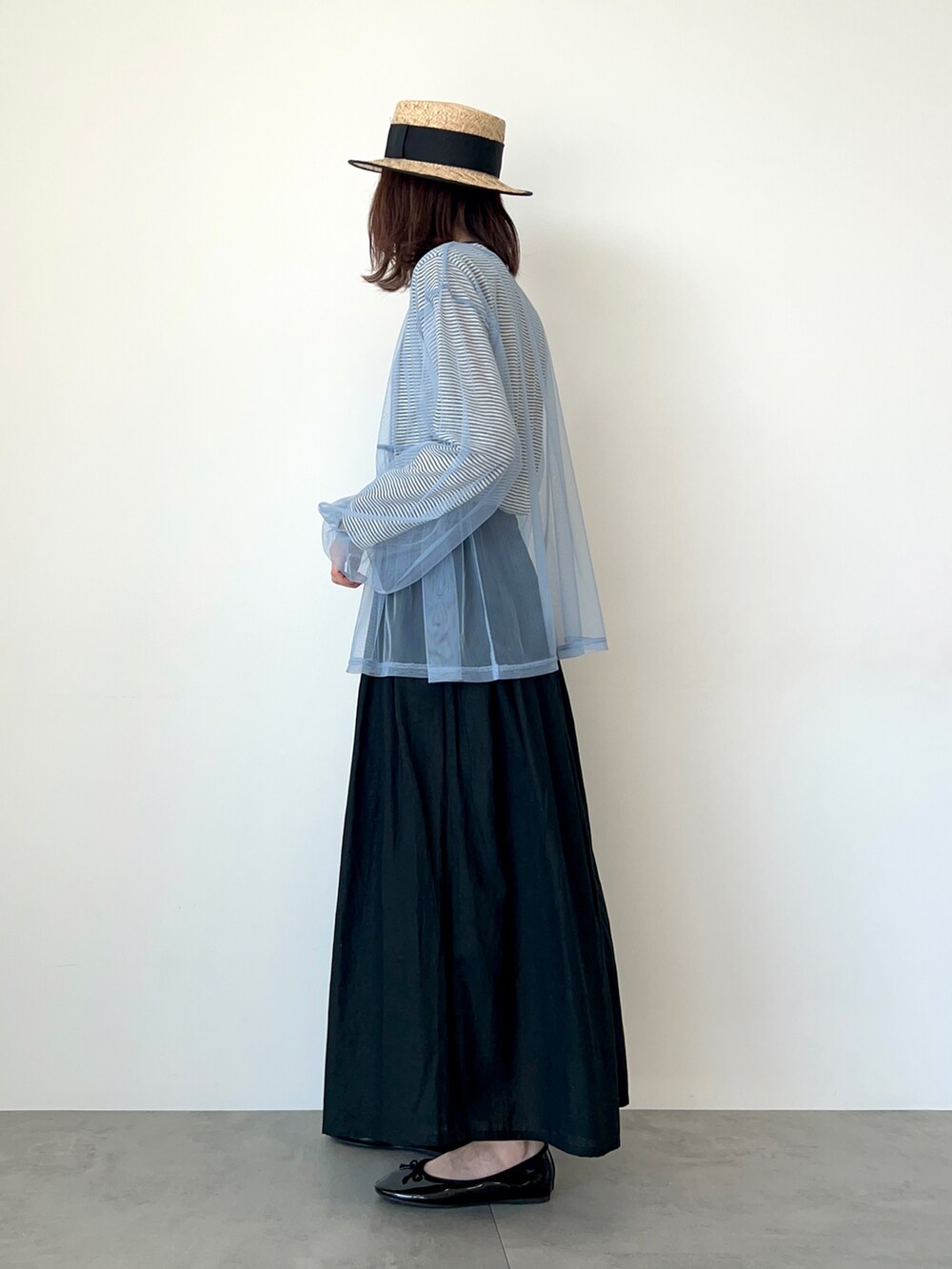 ブルー系のTシャツ/カットソー、グレー系のTシャツ/カットソー、ブラック系のその他パンツを着用したレディースの春コーディネートの3枚目の写真