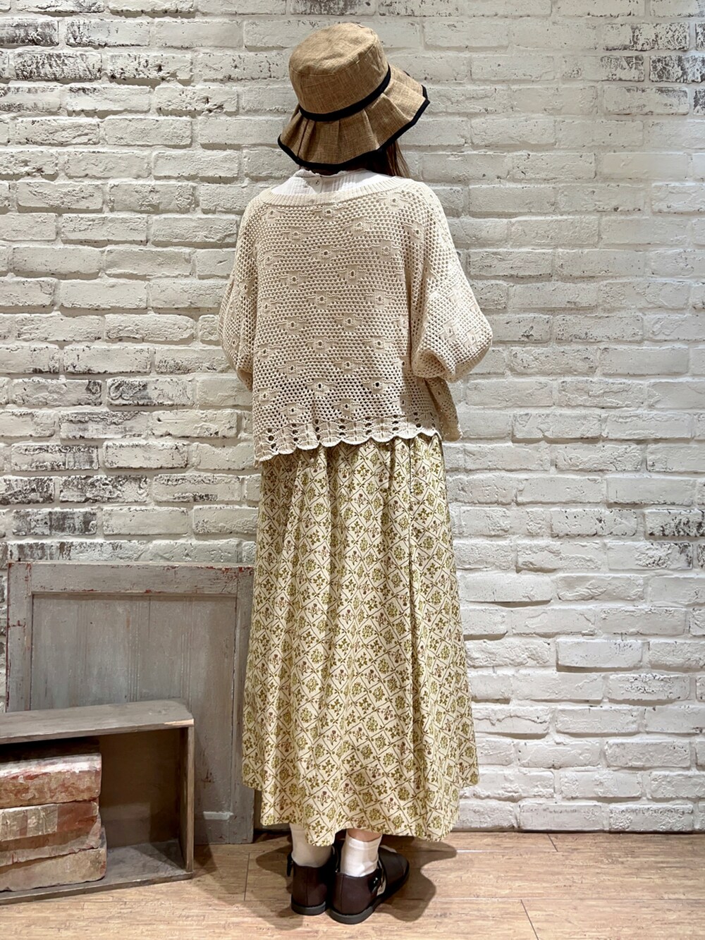 ホワイト系のシャツ/ブラウス、ホワイト系のカーディガン/ボレロ、ベージュ系のスカートを着用したレディースの春コーディネートの3枚目の写真