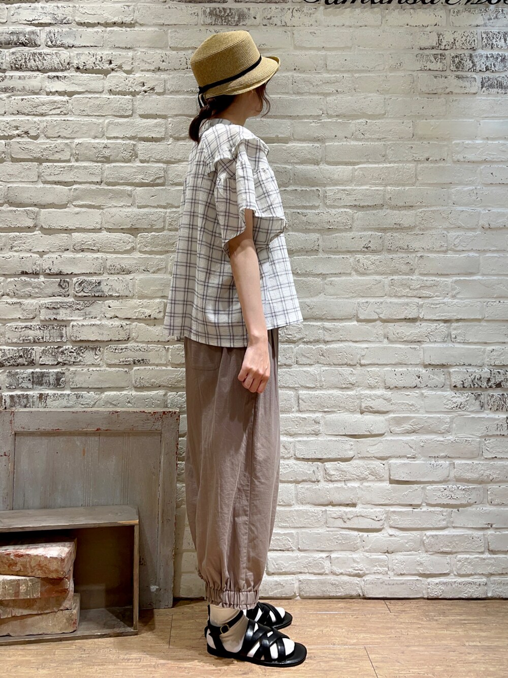 ホワイト系のシャツ/ブラウス、ブラウン系のその他パンツ、ホワイト系のハンドバッグを着用したレディースの秋コーディネートの3枚目の写真