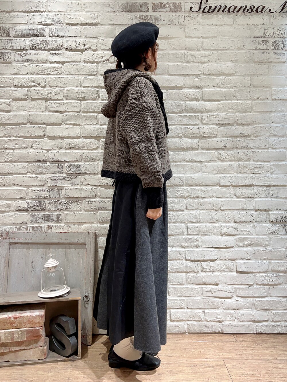 ブラウン系のニット/セーター、グレー系のスカート、ブラウン系のストール/ショールを着用したレディースの冬コーディネートの3枚目の写真