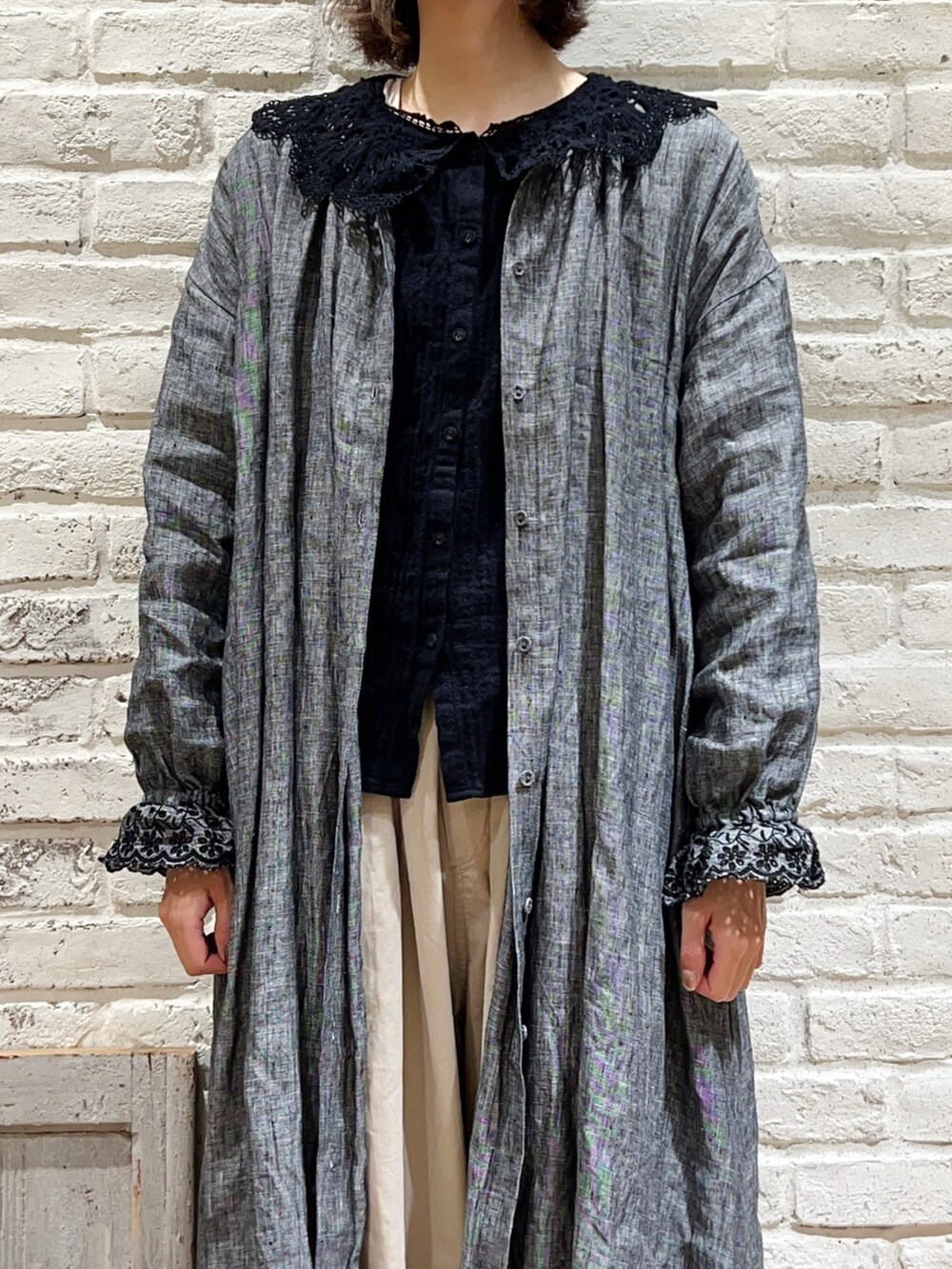 ブラック系のシャツ/ブラウス、ベージュ系のカーゴパンツ、その他のその他を着用したレディースの冬コーディネートの2枚目の写真