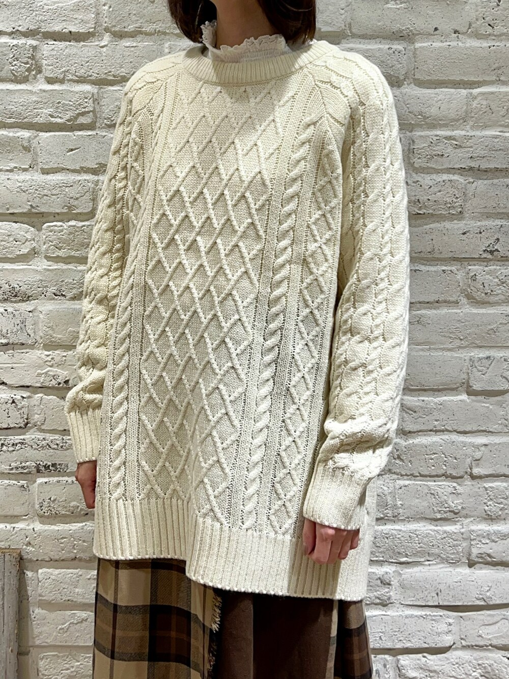 ホワイト系のシャツ/ブラウス、ホワイト系のその他アウター、ホワイト系のニット/セーターを着用したレディースの冬コーディネートの3枚目の写真