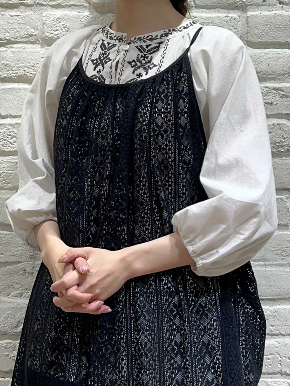 「サマンサ モスモス(Samansa Mos2)、Samansa Mos2、SM2、秋のコーデ、ゆるコーデ、レイヤードスタイル、キャミワンピ、ワンピース、レース、デニム、ワイドパンツ、バケットハット、バレエシューズ、秋服準備はじめました」|「Samansa Mos2のウールソフトハット(ハット、ブラック系)」を使った、いっしき🐻さん(レディース・163cm)の夏コーディネートの2枚目の写真