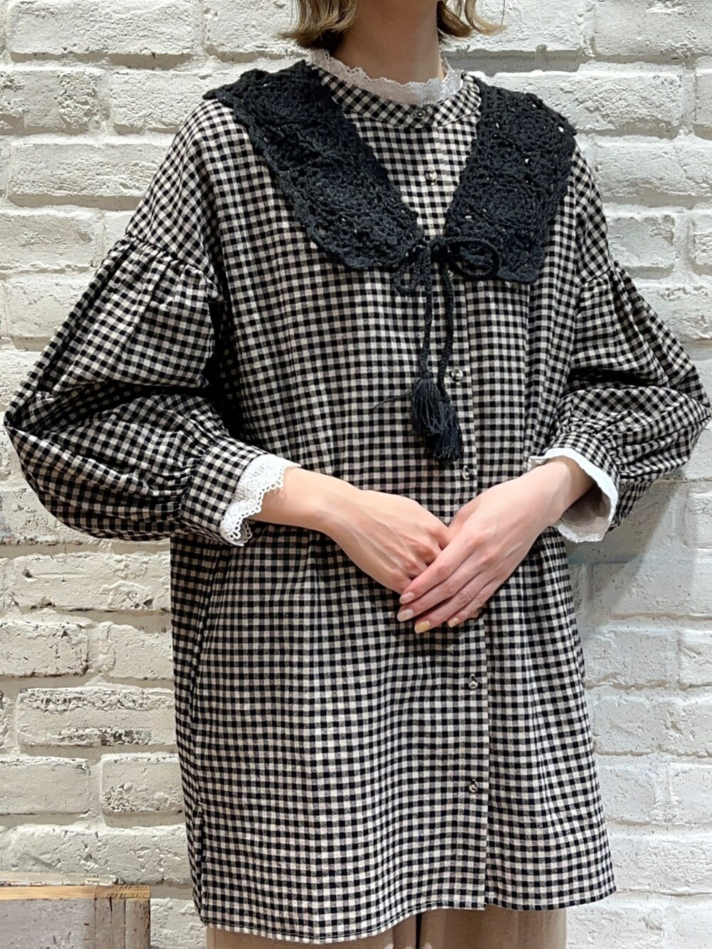 ホワイト系のTシャツ/カットソー、ブラック系のチュニック、ベージュ系のその他パンツを着用したレディースの秋コーディネートの2枚目の写真