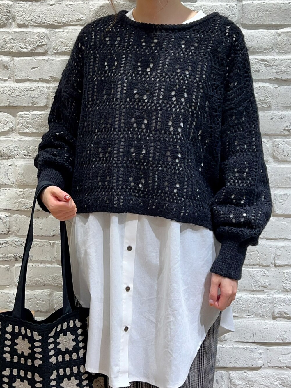 ブラック系のカーディガン/ボレロ、ブラック系のトートバッグ、ホワイト系のシャツ/ブラウスを着用したレディースの秋コーディネートの2枚目の写真