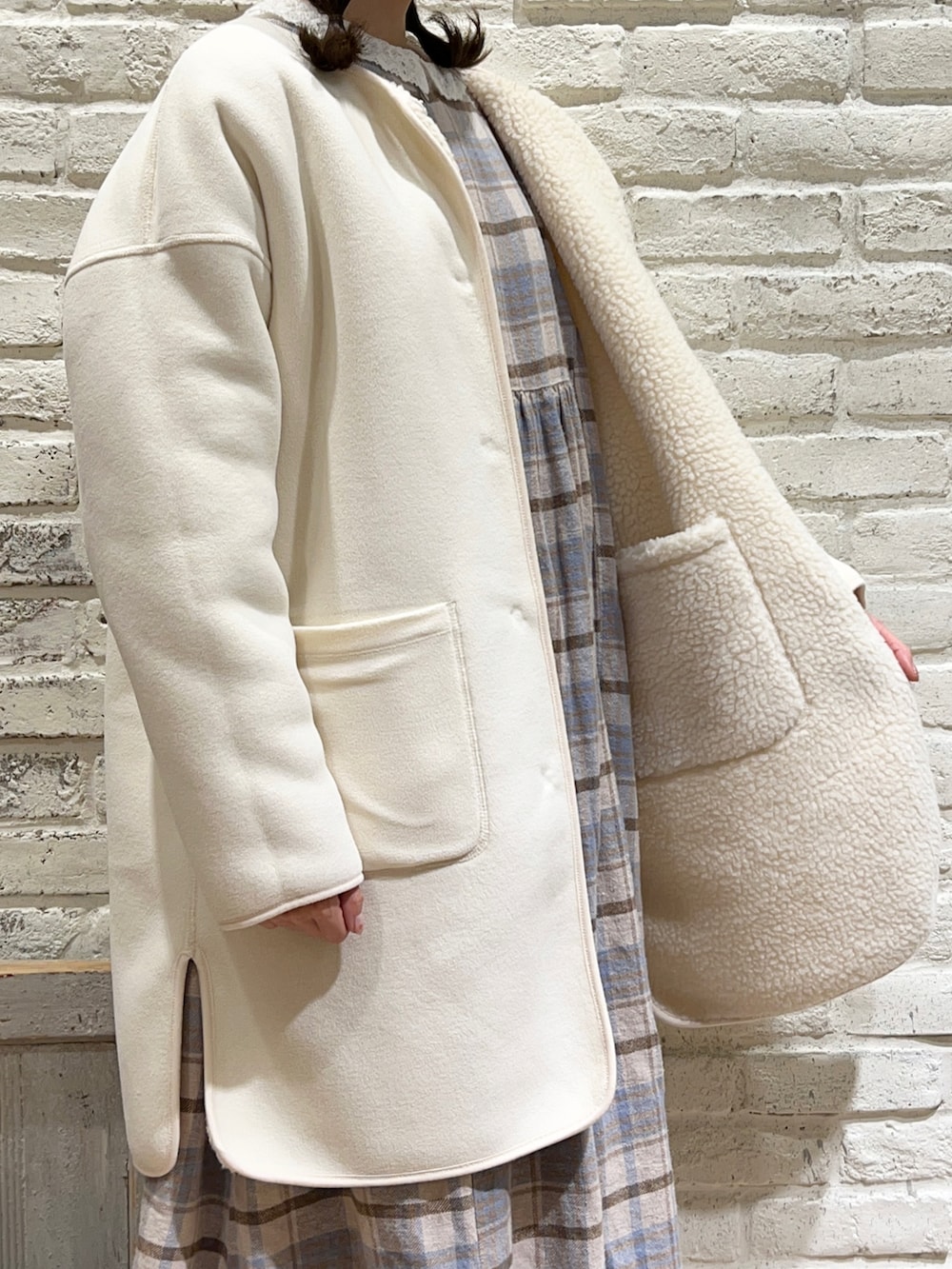 ホワイト系のシャツ/ブラウス、ブルー系のワンピース、ブラウン系のブーツを着用したレディースの冬コーディネートの5枚目の写真