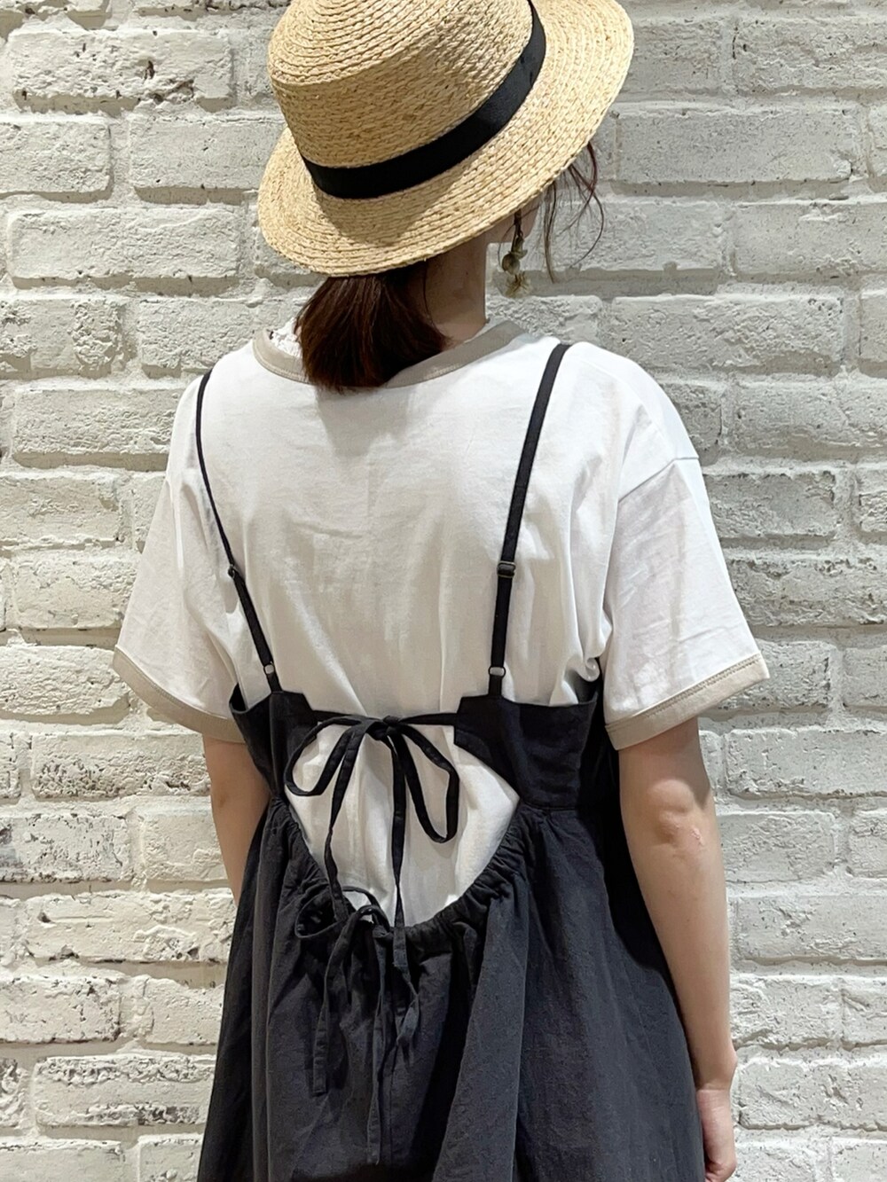 ホワイト系のTシャツ/カットソー、グレー系のTシャツ/カットソー、ホワイト系のハンドバッグを着用したレディースの秋コーディネートの5枚目の写真