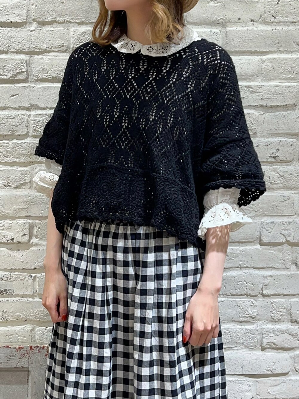 ブラック系のカーディガン/ボレロ、ホワイト系のシャツ/ブラウス、ブラック系のスカートを着用したレディースの夏コーディネートの2枚目の写真