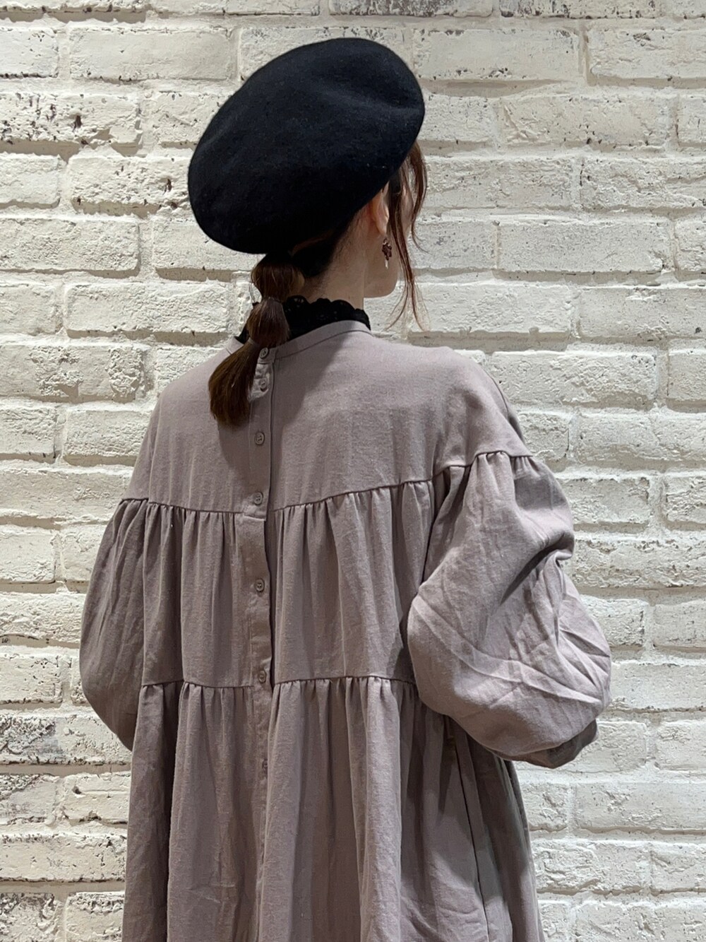 ブラック系のTシャツ/カットソー、グレー系のノーカラージャケット、ベージュ系のワンピースを着用したレディースの秋コーディネートの5枚目の写真