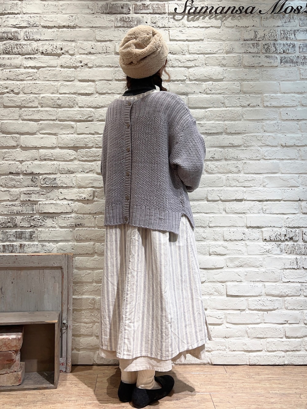 グレー系のニット/セーター、パープル系のニット/セーター、グレー系のワンピースを着用したレディースの秋コーディネートの5枚目の写真