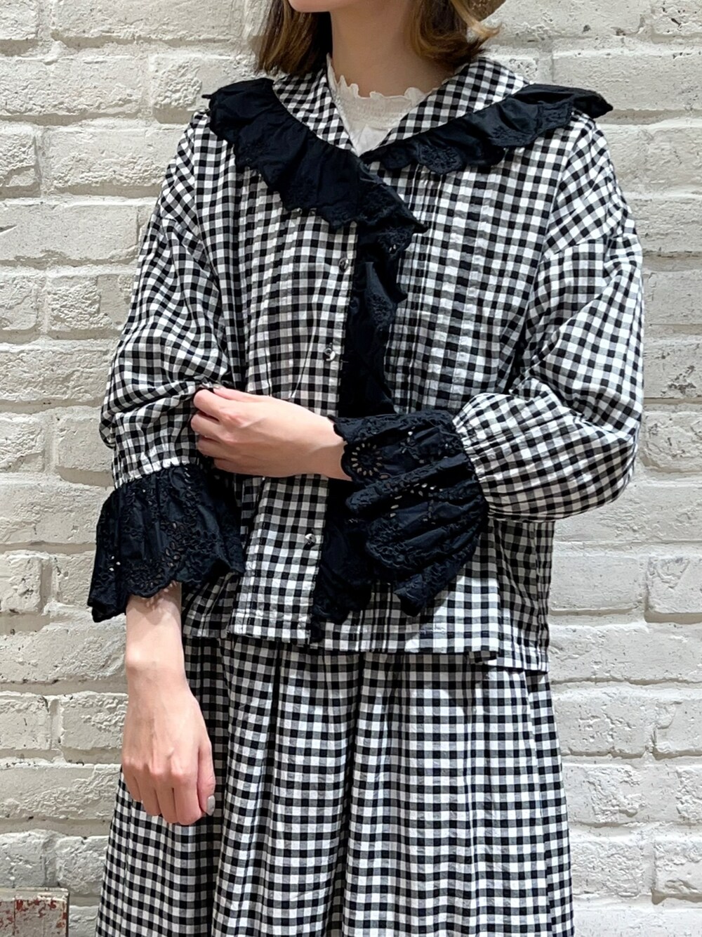 ホワイト系のシャツ/ブラウス、グレー系のシャツ/ブラウス、グレー系のスカートを着用したレディースの春コーディネートの2枚目の写真