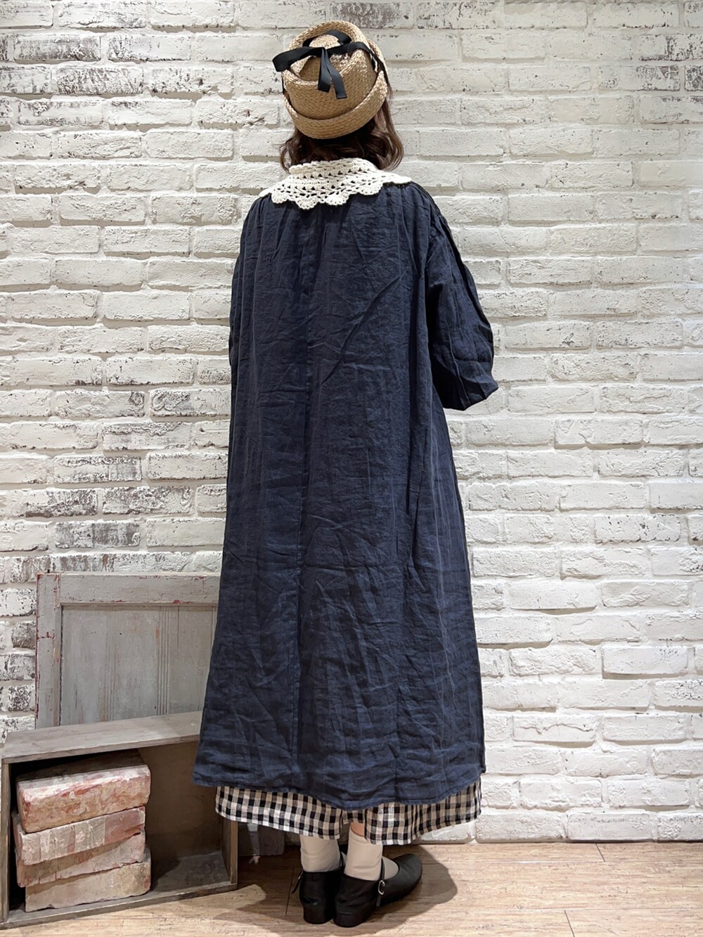 ベージュ系のTシャツ/カットソー、ブルー系のワンピース、ベージュ系のハットを着用したレディースの春コーディネートの4枚目の写真