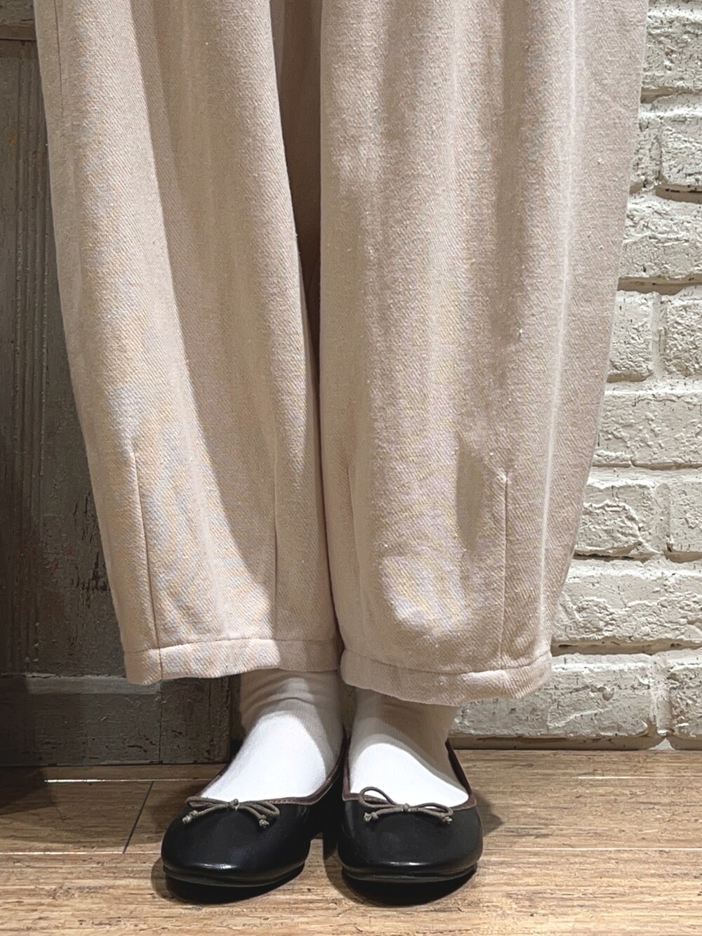 ブルー系のシャツ/ブラウス、ホワイト系のベスト、ブラック系のハンドバッグを着用したレディースの春コーディネートの5枚目の写真