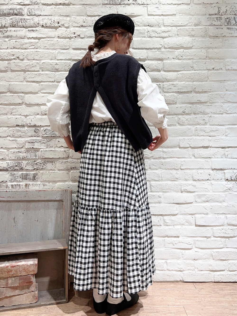 ブルー系のベスト、ホワイト系のシャツ/ブラウス、ブラック系のスカートを着用したレディースの春コーディネートの4枚目の写真