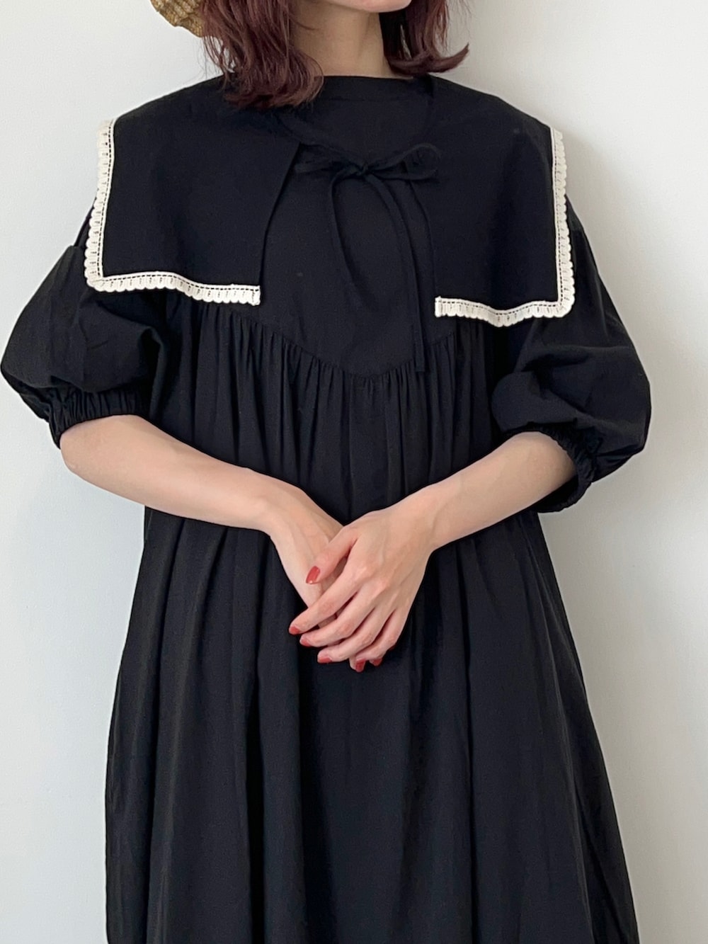 「サマンサ モスモス(Samansa Mos2)、Samansa Mos2、SM2、春夏コーデ、夏コーデ、ゆるコーデ、レイヤードスタイル、モノトーンコーデ、セーラーカラー、ビッグカラー、つけ襟、レース、レーススカート、ワンピース、カンカン帽」｜「Samansa Mos2の【UVカット/消臭効果】なみなみカンカン帽（ハット、ブラック系）」を使った、いっしき🐻さん（レディース・164cm）の春コーディネートの5枚目の写真
