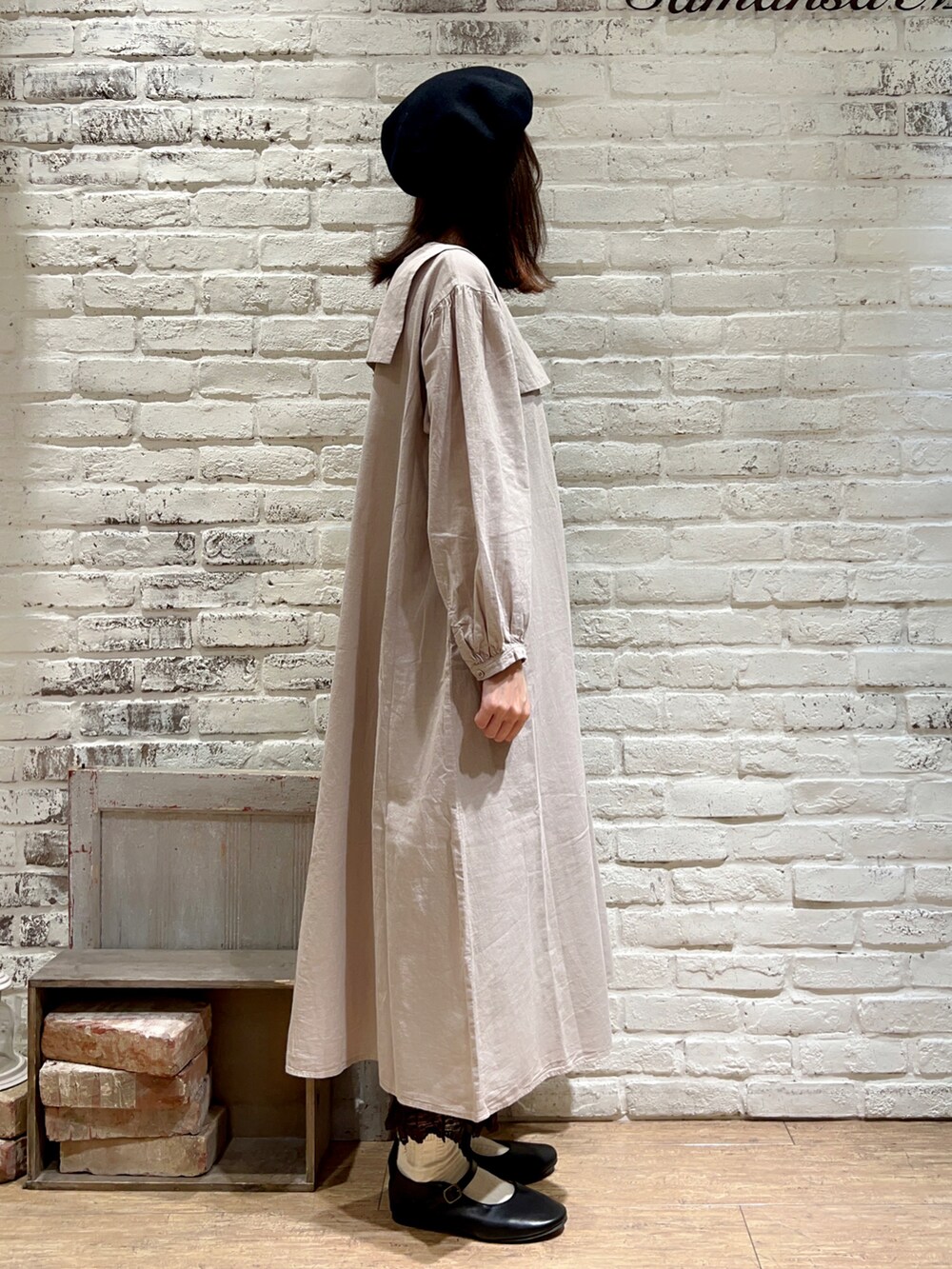 ベージュ系のワンピース、グレー系のその他パンツ、ブラック系のドレスシューズを着用したレディースの秋コーディネートの3枚目の写真