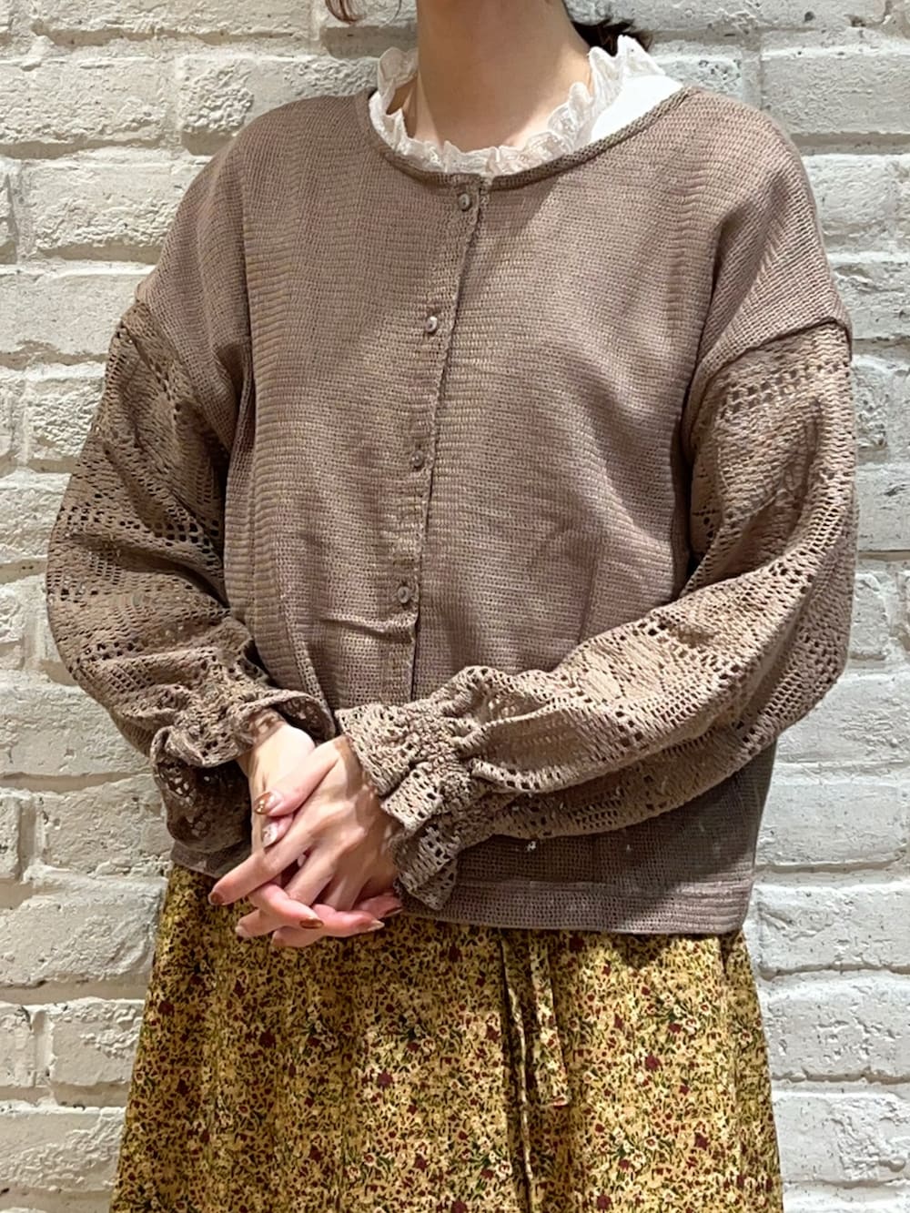 ホワイト系のシャツ/ブラウス、ブラウン系のシャツ/ブラウス、オレンジ系のスカートを着用したレディースの秋コーディネートの2枚目の写真