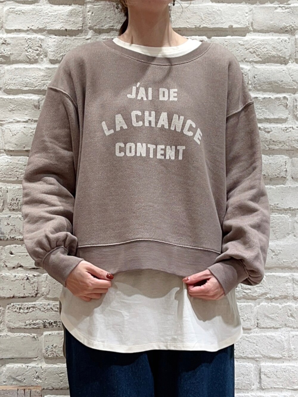 ベージュ系のTシャツ/カットソー、ブルー系のデニムパンツ、ブラウン系のその他シューズを着用したレディースの秋コーディネートの2枚目の写真