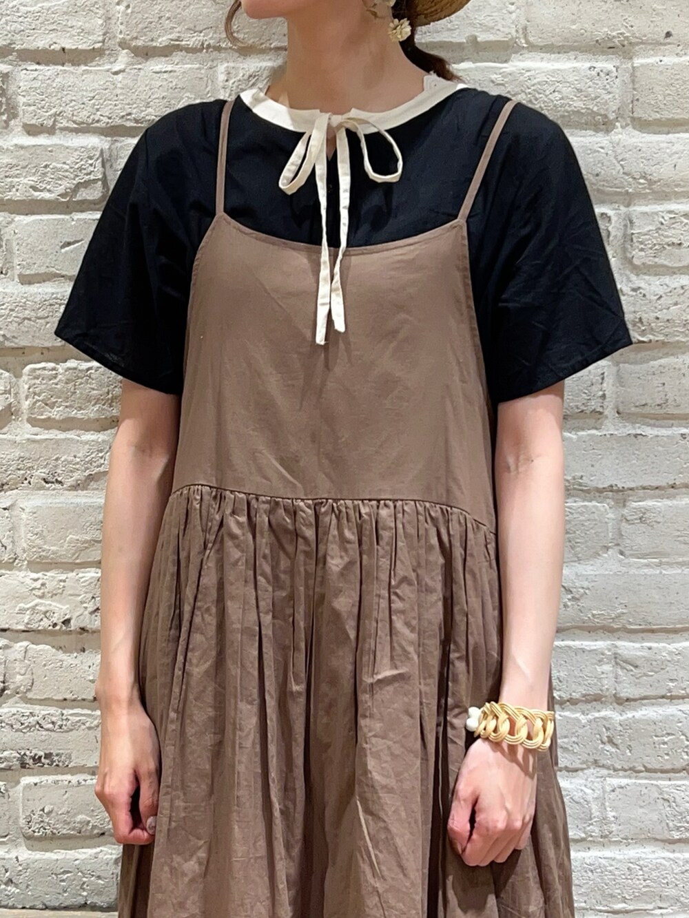 ブラック系のワンピース、ホワイト系のタンクトップ、ブラウン系のワンピースを着用したレディースの夏コーディネートの2枚目の写真