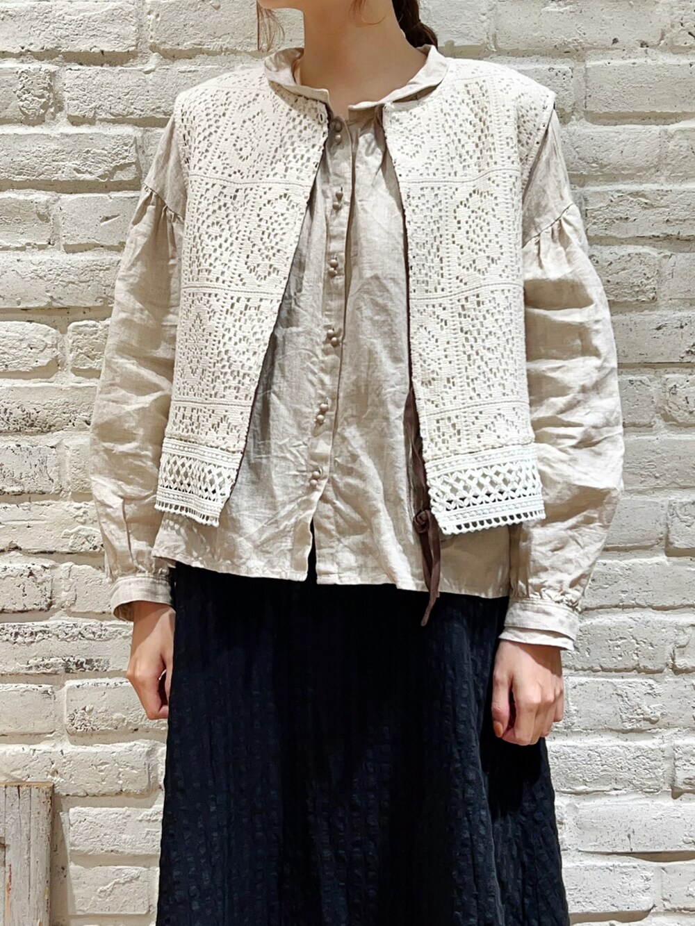 ベージュ系のシャツ/ブラウス、ブラック系のスカート、その他のその他を着用したレディースの冬コーディネートの2枚目の写真