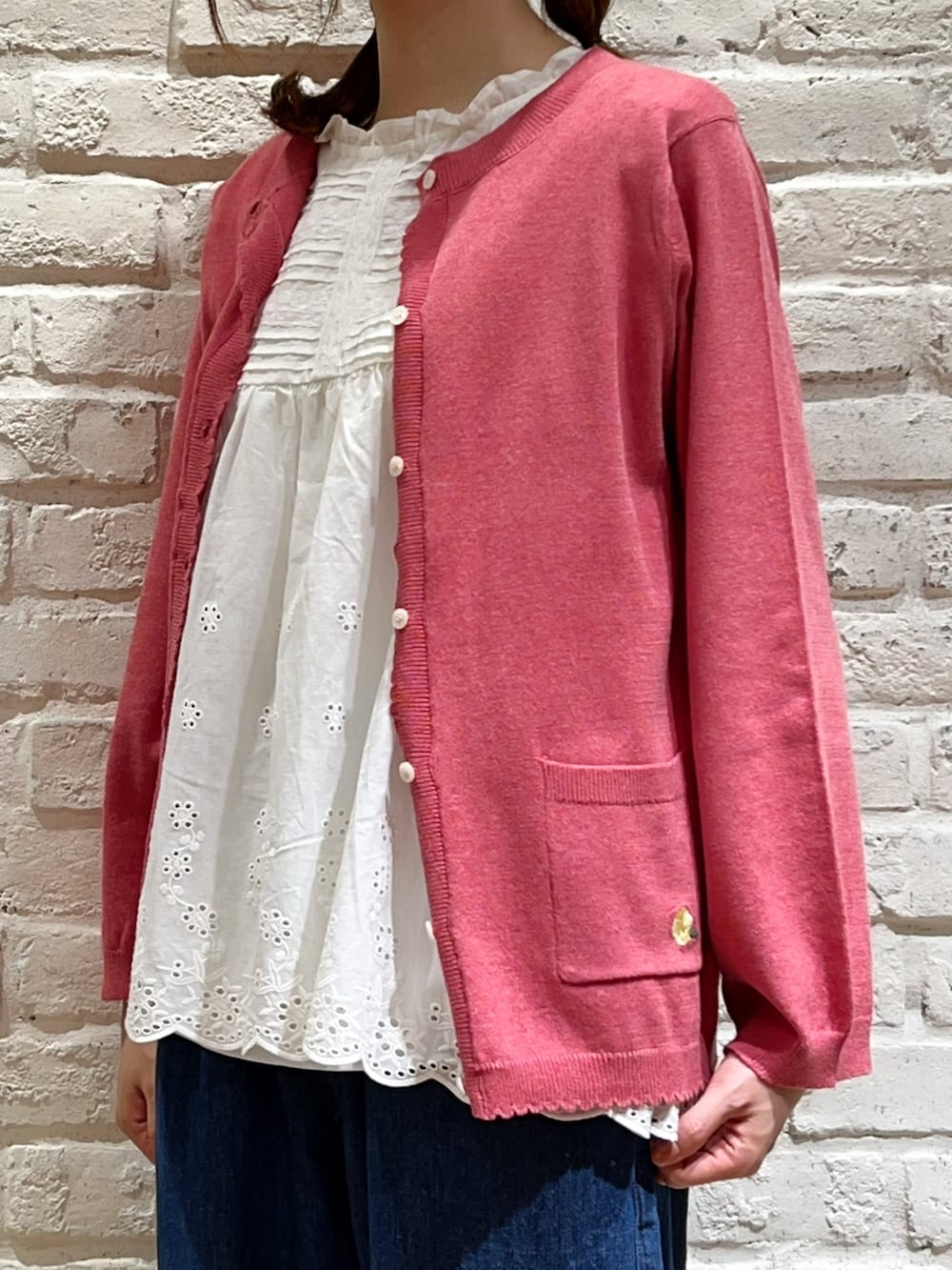 ホワイト系のTシャツ/カットソー、レッド系のカーディガン/ボレロ、ホワイト系のシャツ/ブラウスを着用したレディースの夏コーディネートの5枚目の写真