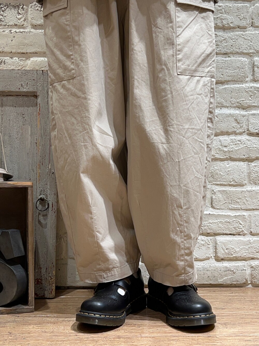 ブラック系のシャツ/ブラウス、ベージュ系のカーゴパンツ、その他のその他を着用したレディースの冬コーディネートの5枚目の写真