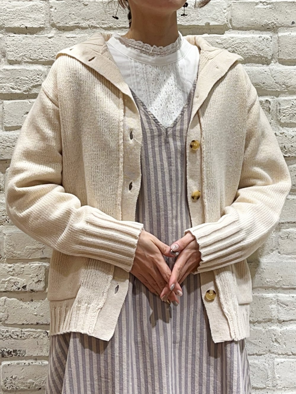 「サマンサ モスモス(Samansa Mos2)、SM2、春コーデ、ゆるコーデ、ワントーンコーデ、ナチュラル、ワンピース、ジャンパースカート、ストライプ、レース、カーディガン、バレエシューズ」|「Samansa Mos2のフロントレースブラウス(シャツ/ブラウス、ホワイト系)」を使った、いっしき🐻さん(レディース・163cm)の冬コーディネートの2枚目の写真