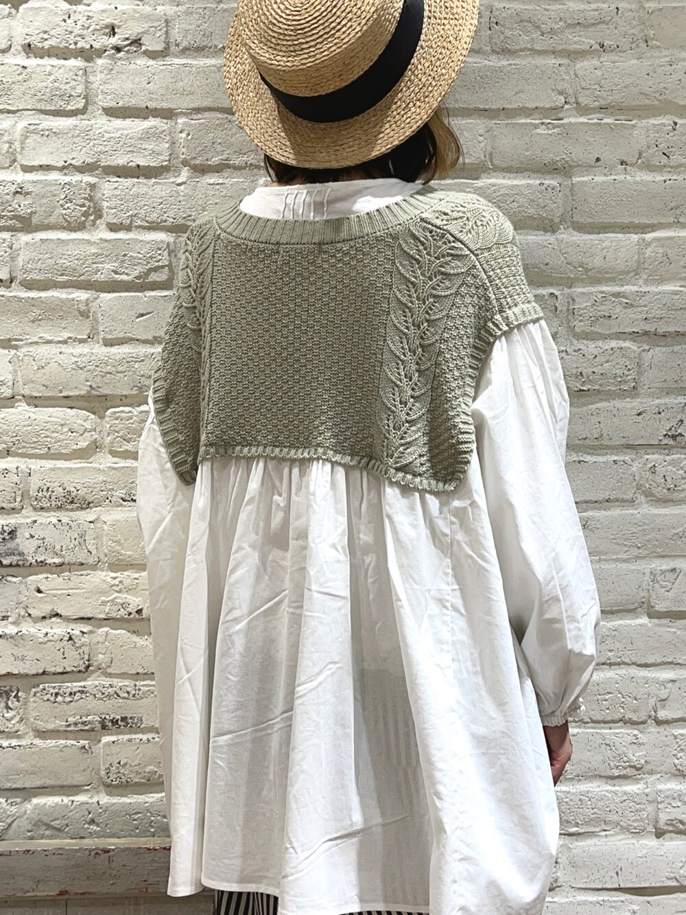 「サマンサ モスモス(Samansa Mos2)、Samansa Mos2、SM2、春コーデ、ゆるコーデ、カジュアルコーデ、チュニック、ドッキング、スキッパーシャツ、ストライプ、ストライプパンツ、テーパードパンツ、カンカン帽、ショルダーバッグ、サンダル」|「Samansa Mos2の柄編みニットドッキングチュニック(チュニック、グリーン系)」を使った、いっしき🐻さん(レディース・163cm)の春コーディネートの5枚目の写真