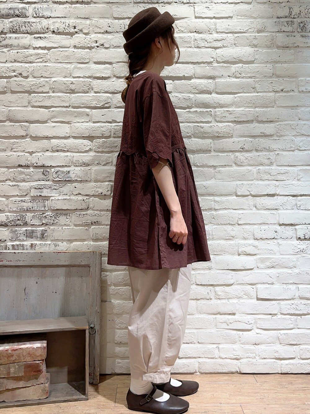 ホワイト系のTシャツ/カットソー、ブラウン系のチュニック、ベージュ系のハンドバッグを着用したレディースの夏コーディネートの3枚目の写真