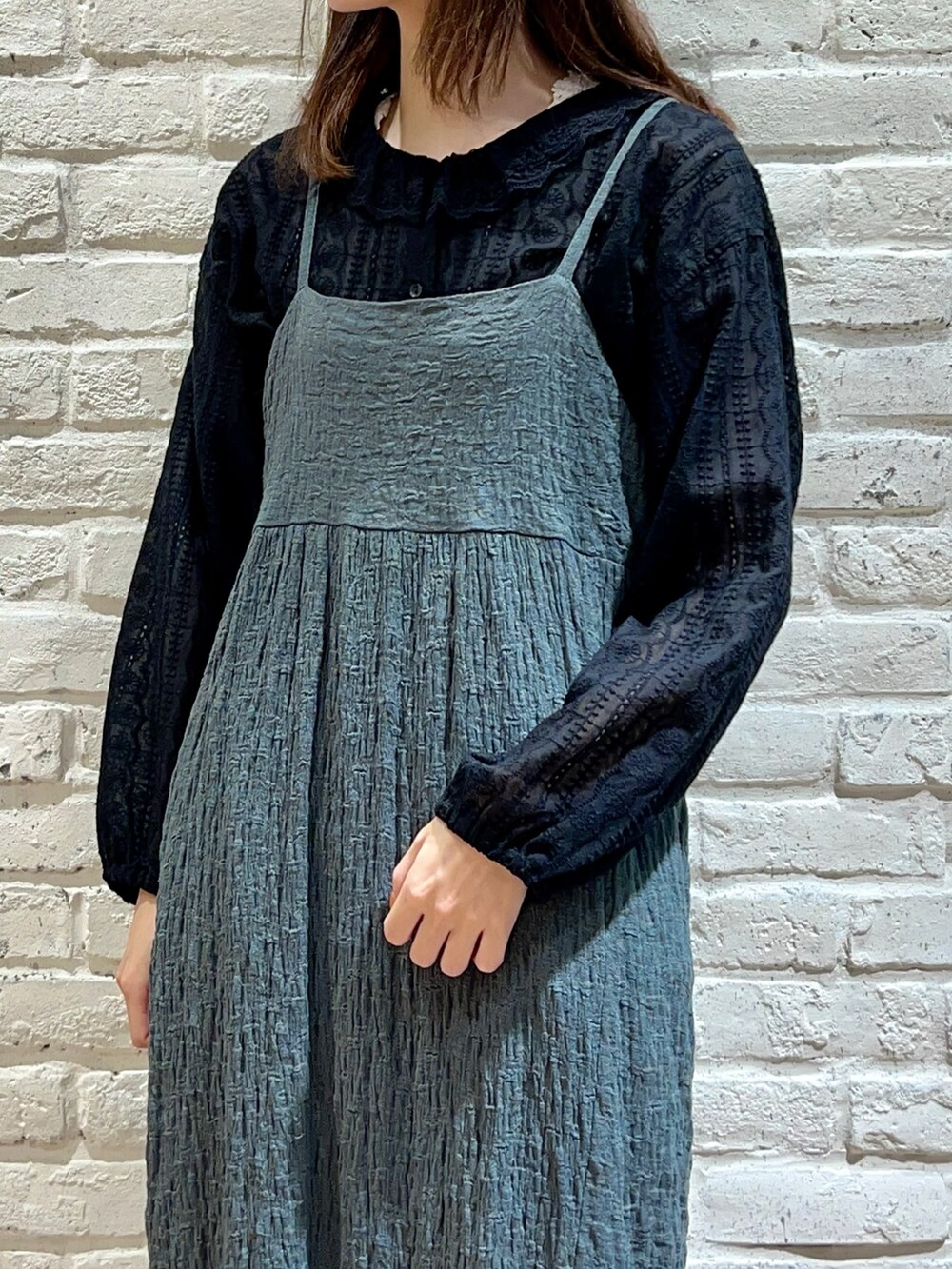 ブラック系のシャツ/ブラウス、ブラック系のノーカラージャケット、ブラック系のハンドバッグを着用したレディースの秋コーディネートの3枚目の写真