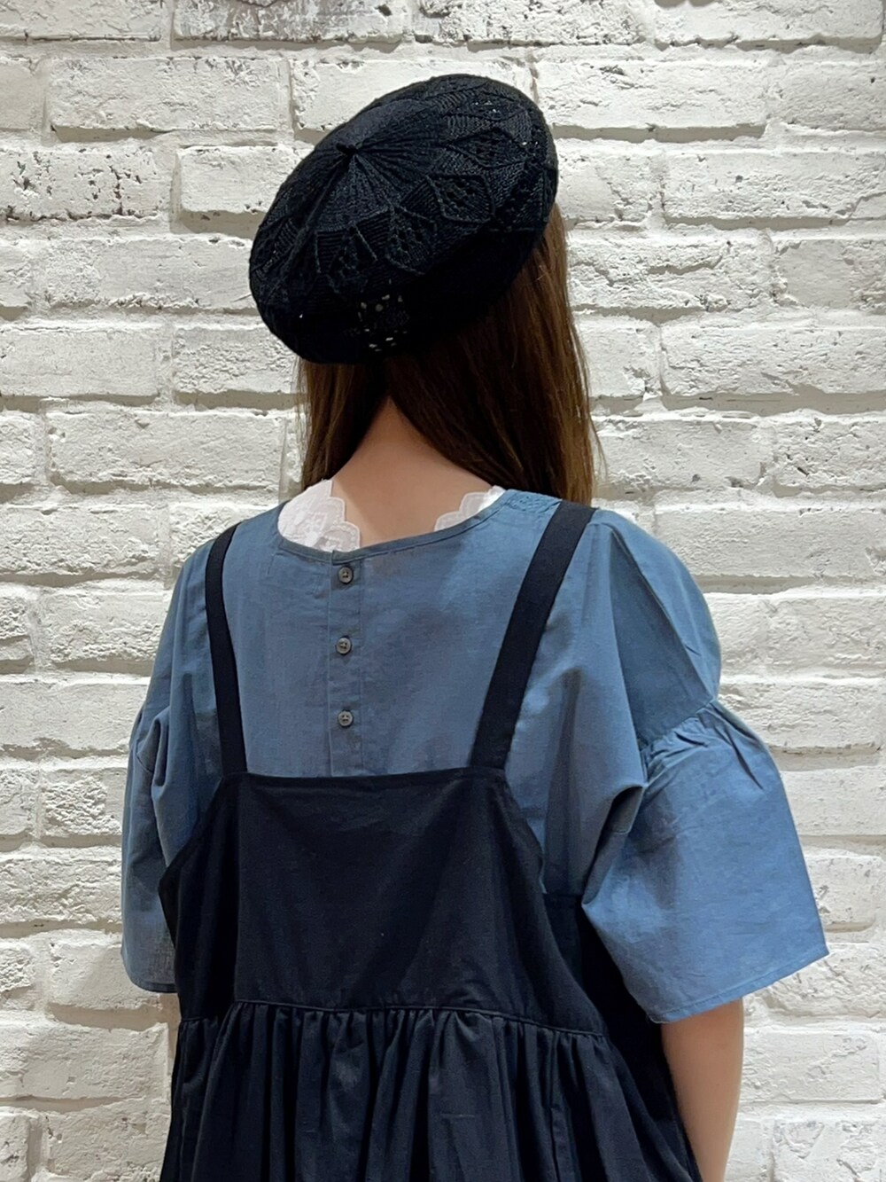 グリーン系のシャツ/ブラウス、ホワイト系のTシャツ/カットソー、ブラック系のワンピースを着用したレディースの夏コーディネートの5枚目の写真