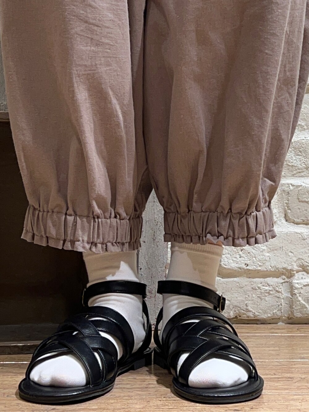 ホワイト系のシャツ/ブラウス、ブラウン系のその他パンツ、ホワイト系のハンドバッグを着用したレディースの秋コーディネートの5枚目の写真