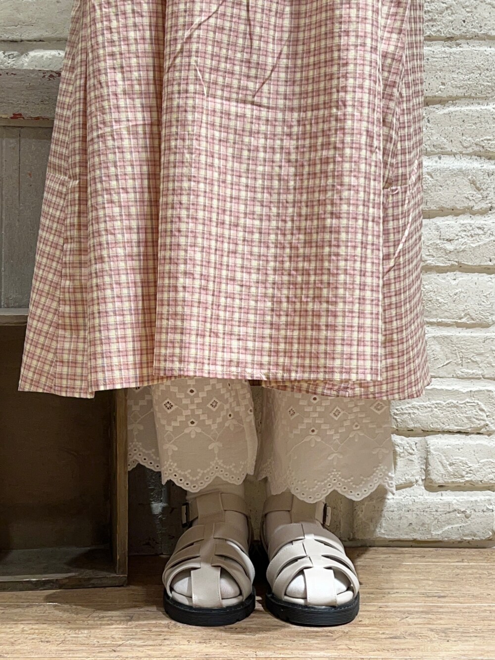 ホワイト系のTシャツ/カットソー、ブルー系のワンピース、ホワイト系のハンドバッグを着用したレディースの秋コーディネートの5枚目の写真