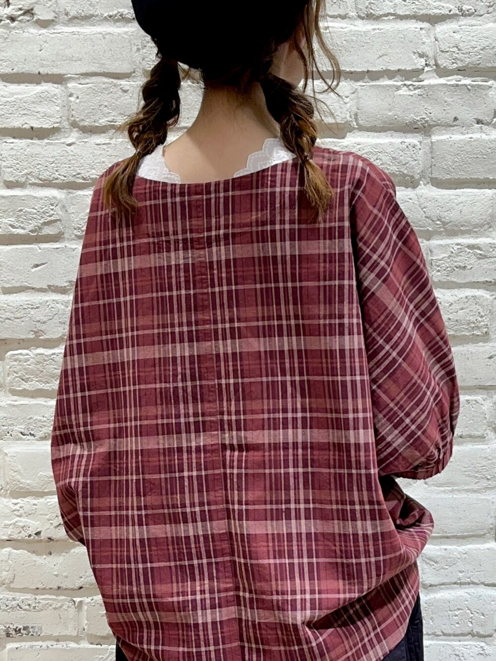 ホワイト系のTシャツ/カットソー、レッド系のシャツ/ブラウス、グレー系のハンドバッグを着用したレディースの夏コーディネートの3枚目の写真