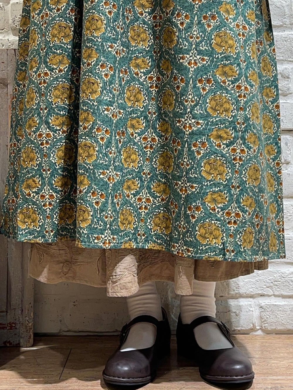 ホワイト系のTシャツ/カットソー、ベージュ系のニット/セーター、イエロー系のワンピースを着用したレディースの秋コーディネートの5枚目の写真