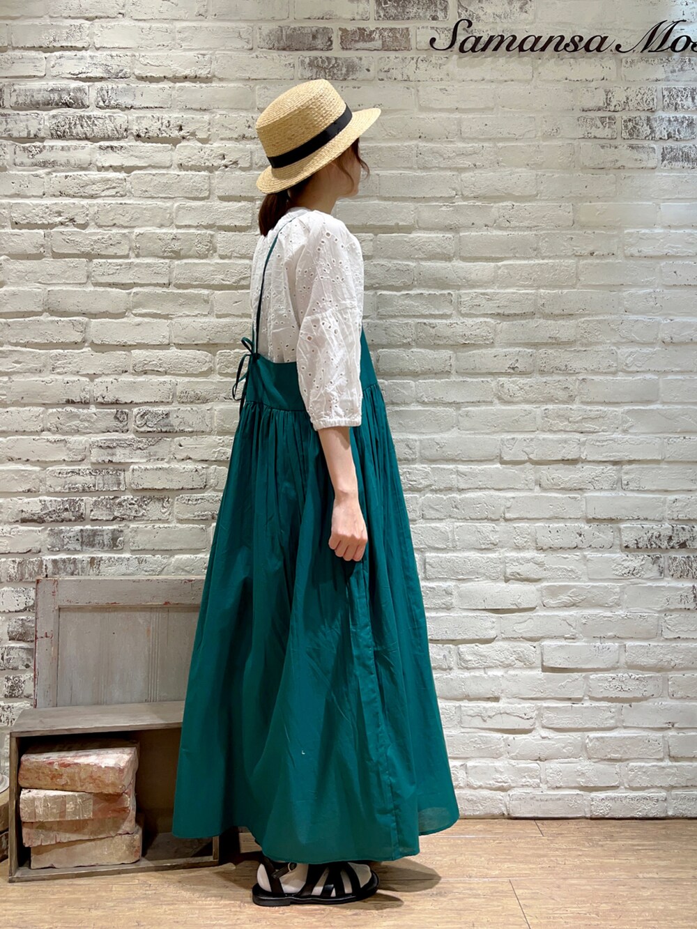 ホワイト系のタンクトップ、ホワイト系のシャツ/ブラウス、ホワイト系のハンドバッグを着用したレディースの秋コーディネートの3枚目の写真