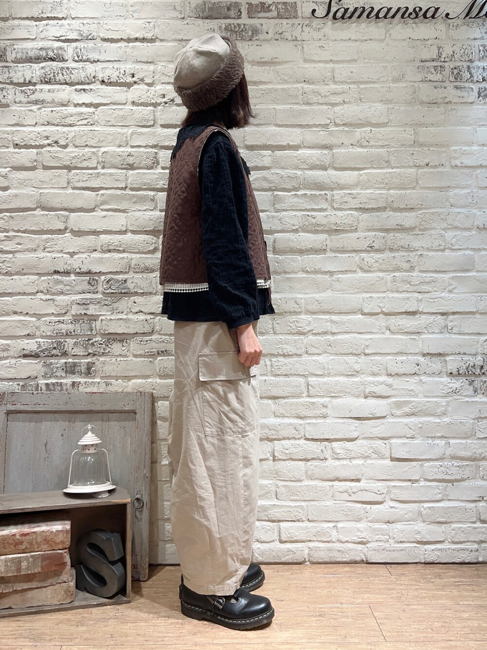 ブラック系のシャツ/ブラウス、ベージュ系のカーゴパンツ、その他のその他を着用したレディースの冬コーディネートの3枚目の写真