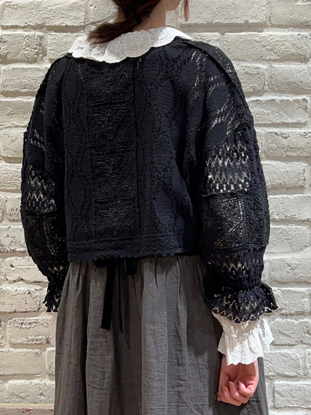 ホワイト系のシャツ/ブラウス、ブラック系のシャツ/ブラウス、ブラック系のワンピースを着用したレディースの秋コーディネートの4枚目の写真