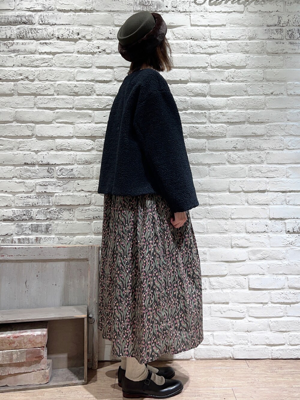 ブラック系のその他アウター、ブラック系のその他シューズ、ブラック系のワンピースを着用したレディースの秋コーディネートの4枚目の写真