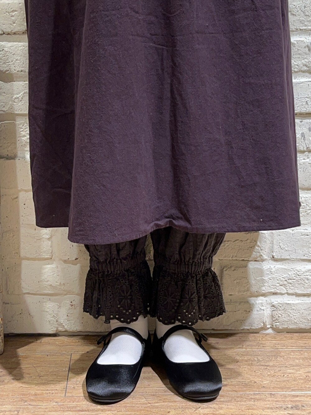 グレー系のベスト、ブラック系のTシャツ/カットソー、ブラック系のワンピースを着用したレディースの春コーディネートの5枚目の写真