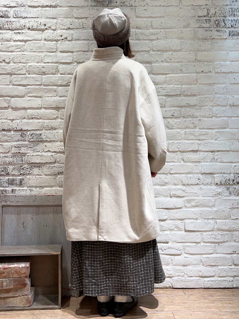 ホワイト系のシャツ/ブラウス、ベージュ系のニット/セーター、ホワイト系のその他アウターを着用したレディースの冬コーディネートの3枚目の写真